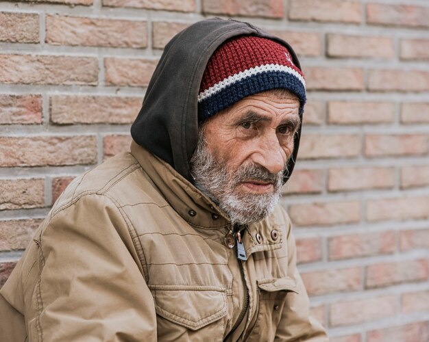 Бездомный мужчина снаружи, вид сбоку