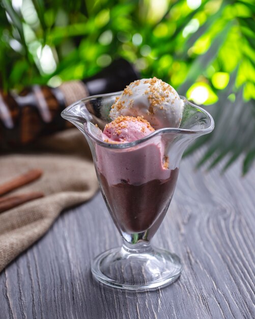 Боковой вид мороженого клубничный ванильно-шоколадный шарики мороженого