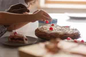 Foto gratuita torta di decorazione del bambino di vista laterale