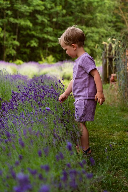 ラベンダー植物を保持している側面図の子供