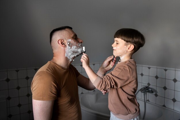 면도하는 방법을 배우는 옆모습 아이
