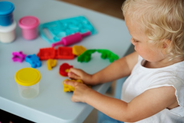 テーブルで遊んでいる側面図の子供