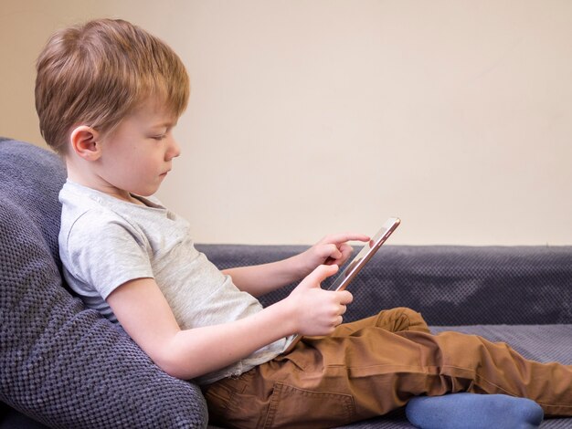 タブレットで遊ぶ子供