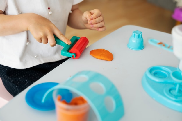 Bambino di vista laterale che gioca con il giocattolo