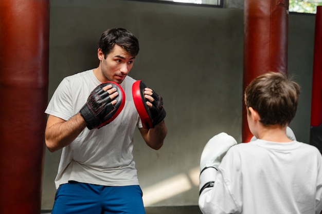 Foto gratuita ragazzo con vista laterale che pratica la boxe