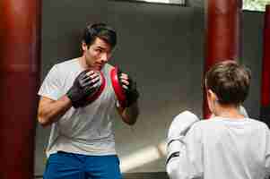 Free photo side view kid practicing boxing