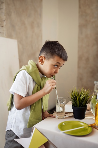 飲み物とサイドビューの子供