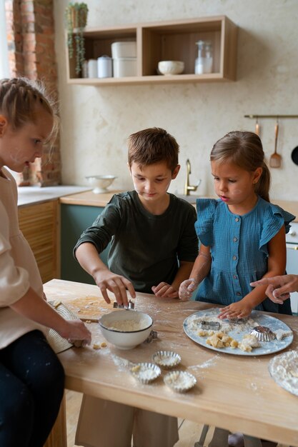 キッチンで料理をする子供たちの側面図