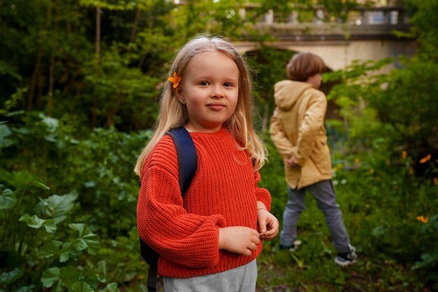 一緒に自然を探索する側面図の子供たち