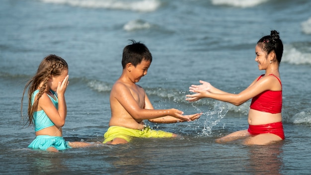 Foto gratuita bambini di vista laterale che si divertono in acqua