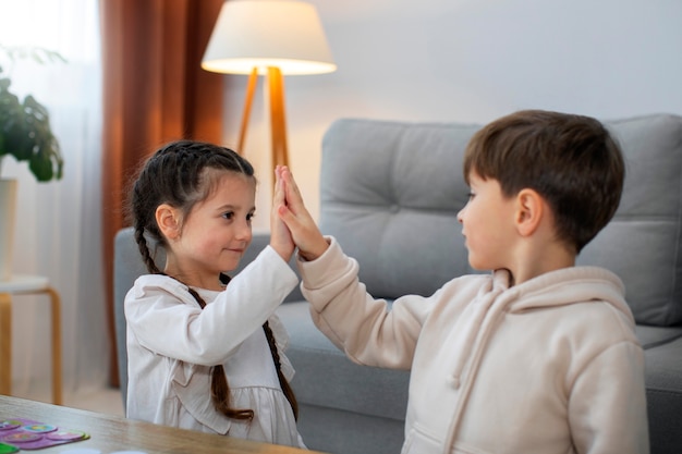 Foto gratuita vista laterale bambini alti cinque