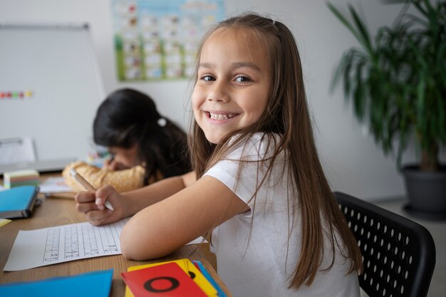 英語を学ぶ側面図の子供たち