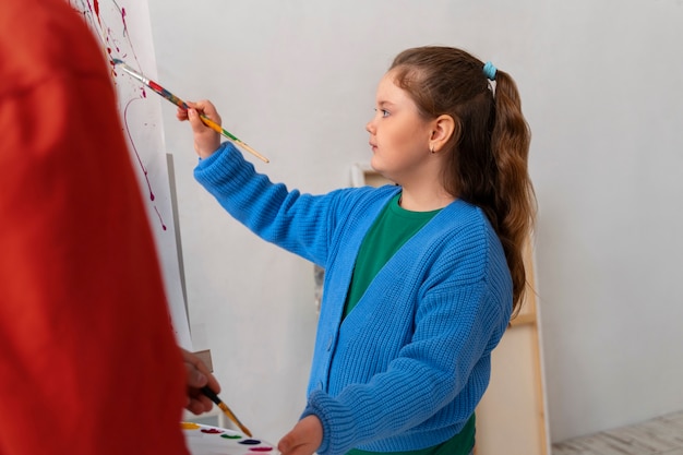 Foto gratuita vista laterale bambini che dipingono a scuola