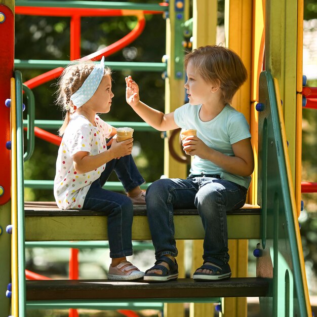 公園で遊んでいる子供たちの側面図