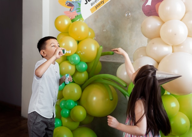 Foto gratuita bambini di vista laterale che giocano insieme