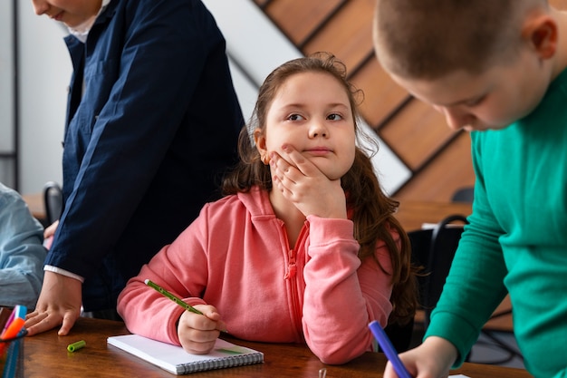 Foto gratuita vista laterale dei bambini a scuola