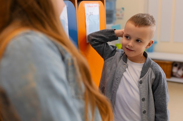 Foto gratuita vista laterale dei bambini a scuola