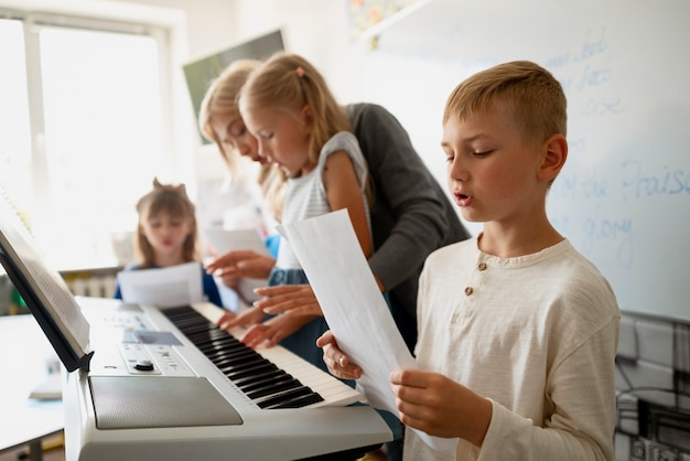 Bambini di vista laterale che cantano alla scuola domenicale