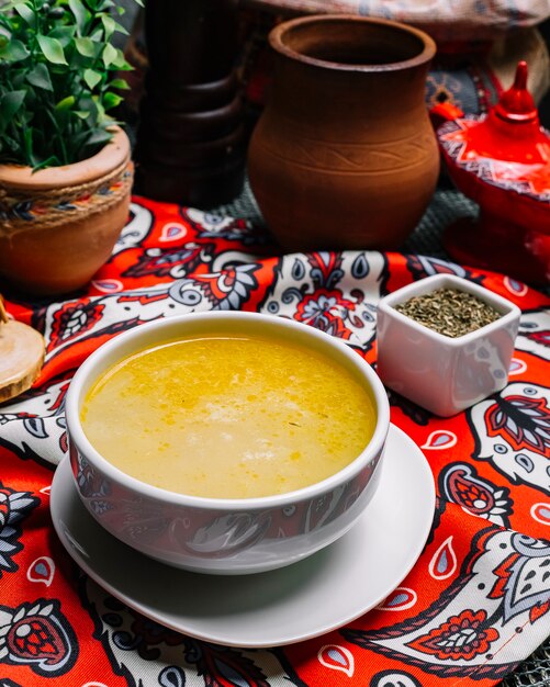 テーブルの上の乾燥ミントとラムのスープの側面図