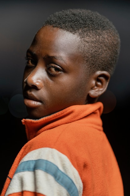 Бесплатное фото Маленький африканский мальчик, вид сбоку