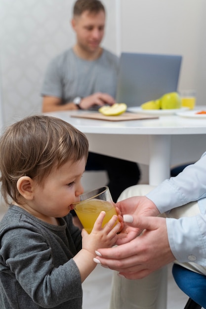 側面図小さな子供がジュースを飲む