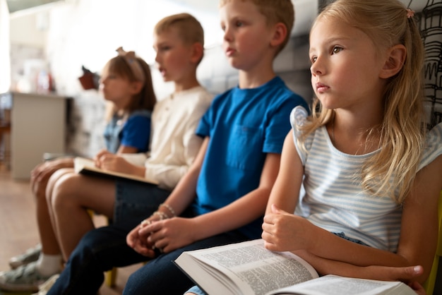 Foto gratuita bambini piccoli di vista laterale alla scuola della domenica