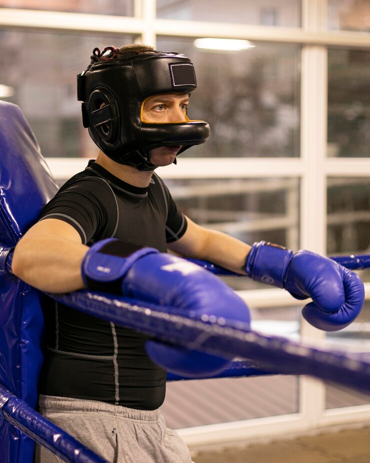Free Photo side view of male boxer with helmet