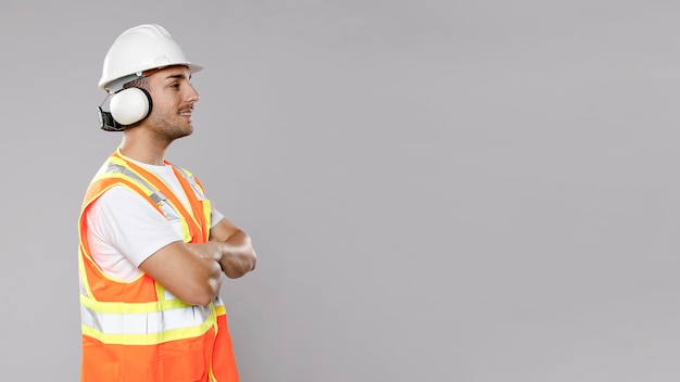 Foto gratuita vista laterale dell'ingegnere maschio con il casco