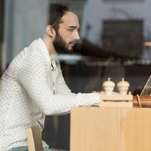 Foto gratuita lavoro maschio vista laterale