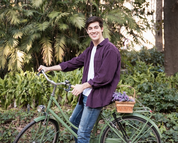 Free photo side view of man on bicycle at the park