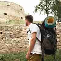 Foto gratuita vista laterale uomo alle rovine del castello