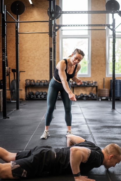 Foto gratuita uomo di vista laterale che fa burpees