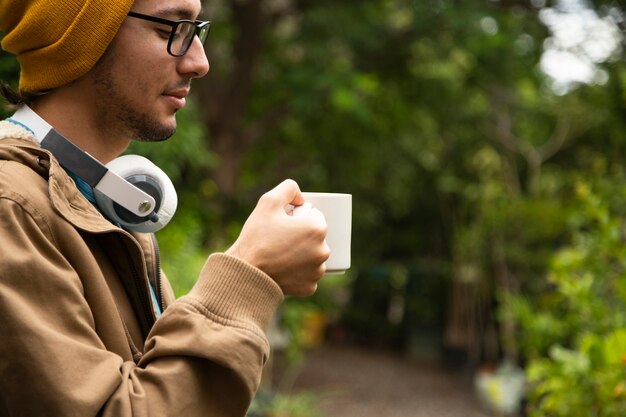 コーヒーを飲む人の側面図