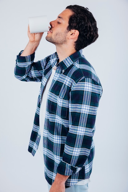 Vista laterale dell'uomo che beve dalla tazza