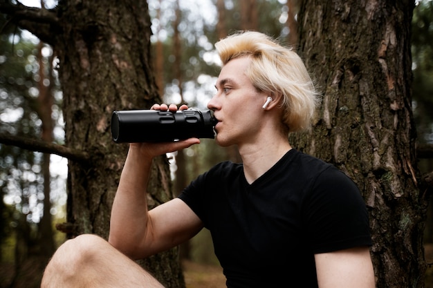 Free photo side view man drinking water