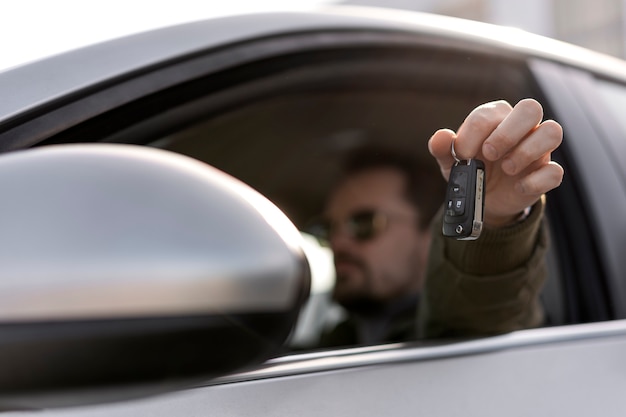 Free photo side view man driving car