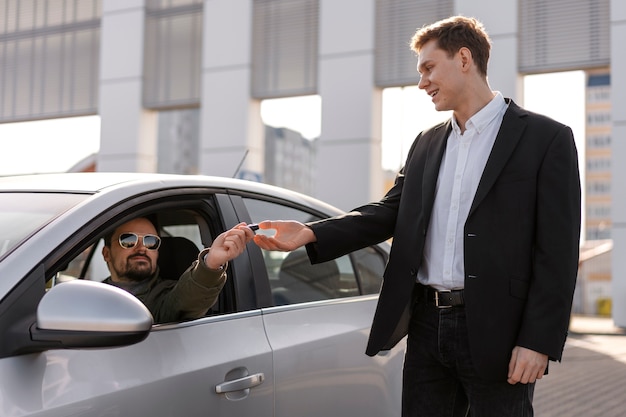 Free photo side view man driving car