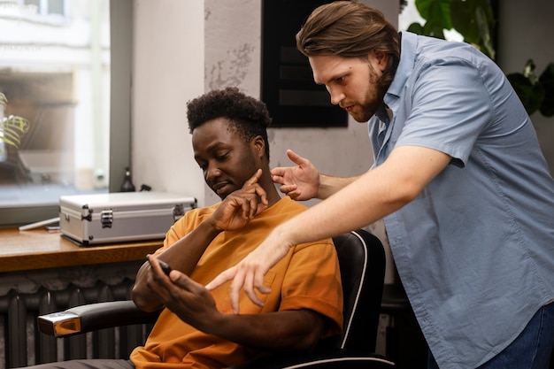 Free photo side view man at hair salon