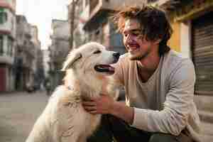 Free photo side view man holding dog