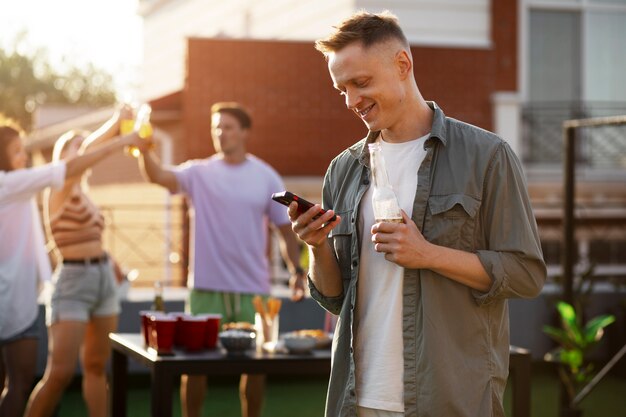 スマートフォンを持っている側面図の男