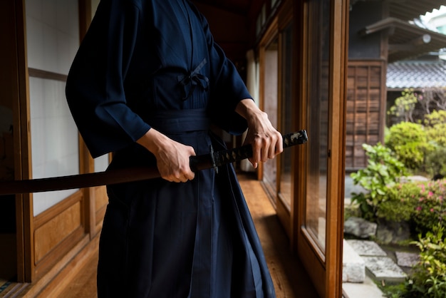 横から見ると男が剣を握っています