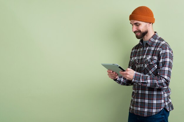 Free photo side view of man holding tablet