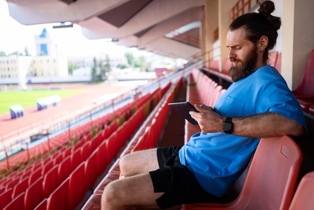 Free photo side view man holding tablet