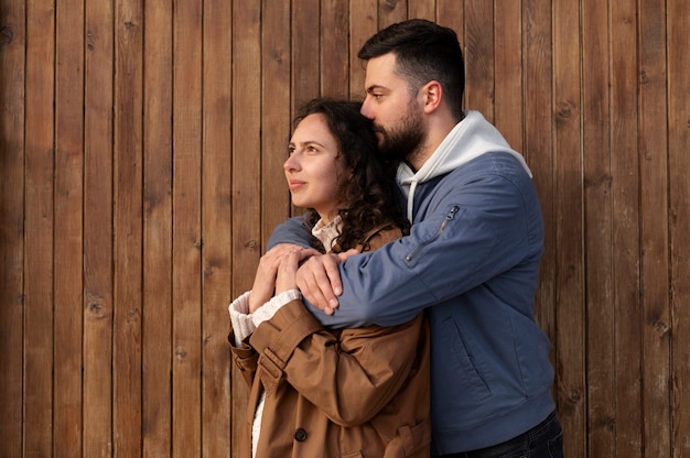 Foto gratuita donna della holding dell'uomo di vista laterale