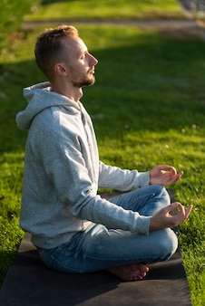 Вид сбоку человек в медитации лотоса