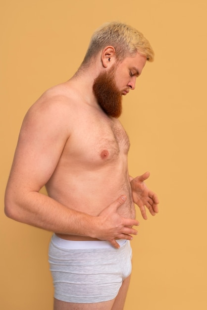 Foto gratuita vista laterale uomo che ispira bodypositivity