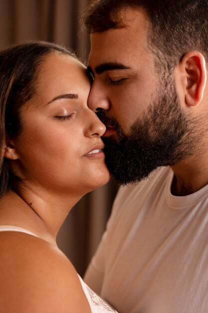 Вид сбоку мужчина целует женщину в щеку