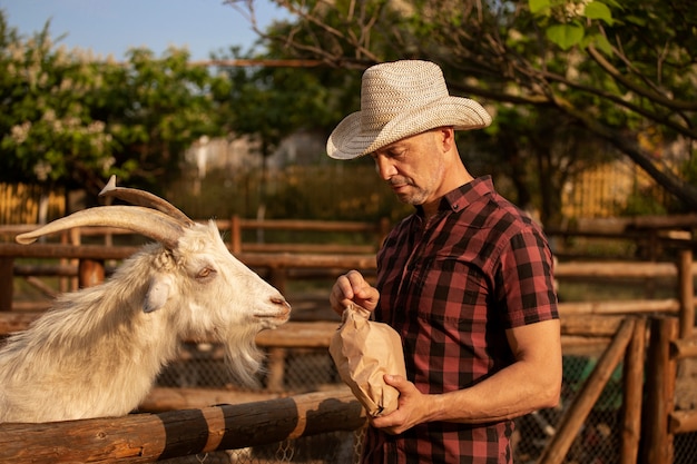 Foto gratuita uomo di vista laterale che vive alla fattoria