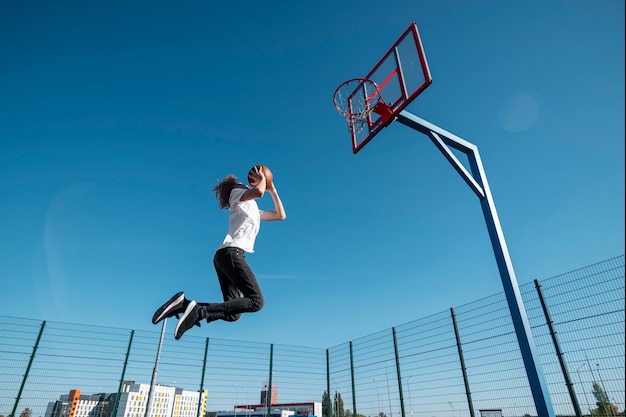 Free photo side view man playing basketball