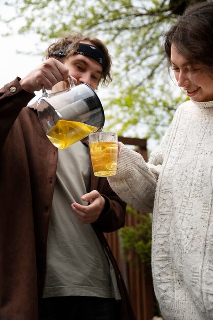 飲み物を注ぐ側面図男